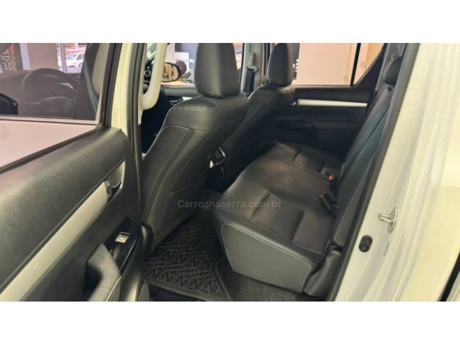 TOYOTA - HILUX - 2023/2024 - Branca - R$ 289.900,00