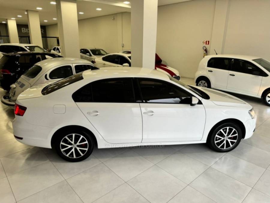 VOLKSWAGEN - JETTA - 2013/2014 - Branca - R$ 68.900,00