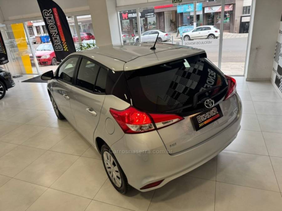 TOYOTA - YARIS - 2022/2023 - Prata - R$ 91.900,00