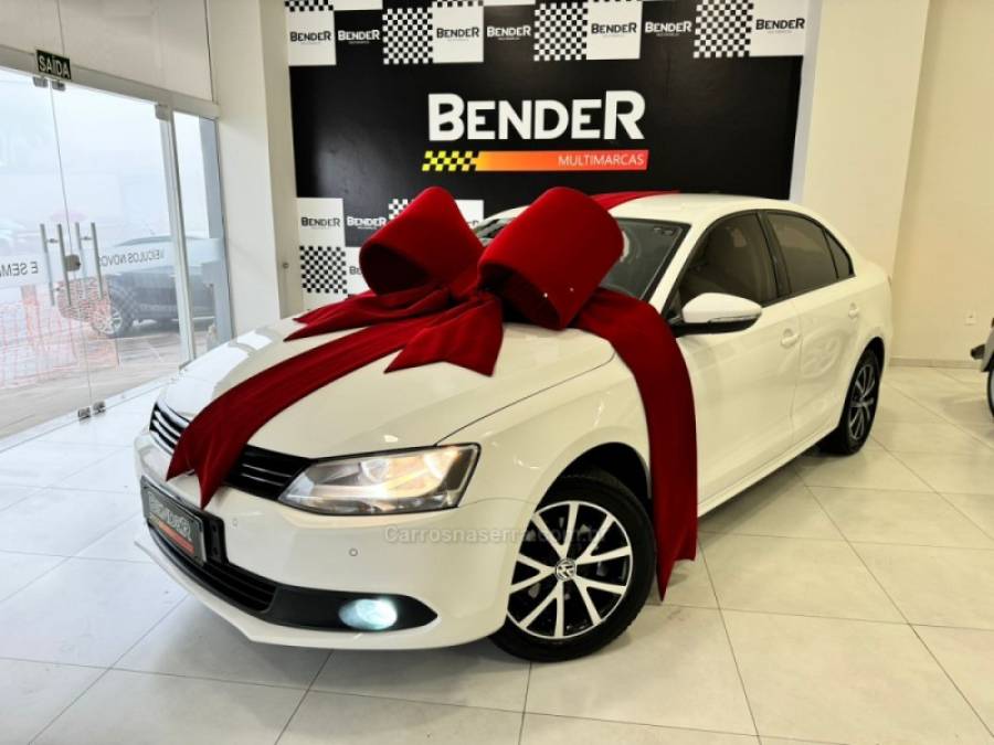 VOLKSWAGEN - JETTA - 2013/2014 - Branca - R$ 68.900,00