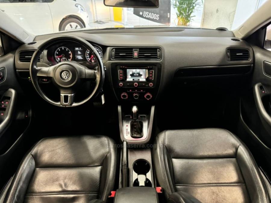 VOLKSWAGEN - JETTA - 2013/2014 - Branca - R$ 68.900,00