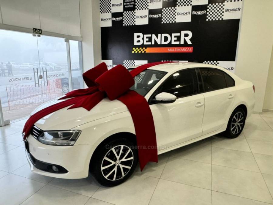 VOLKSWAGEN - JETTA - 2013/2014 - Branca - R$ 68.900,00