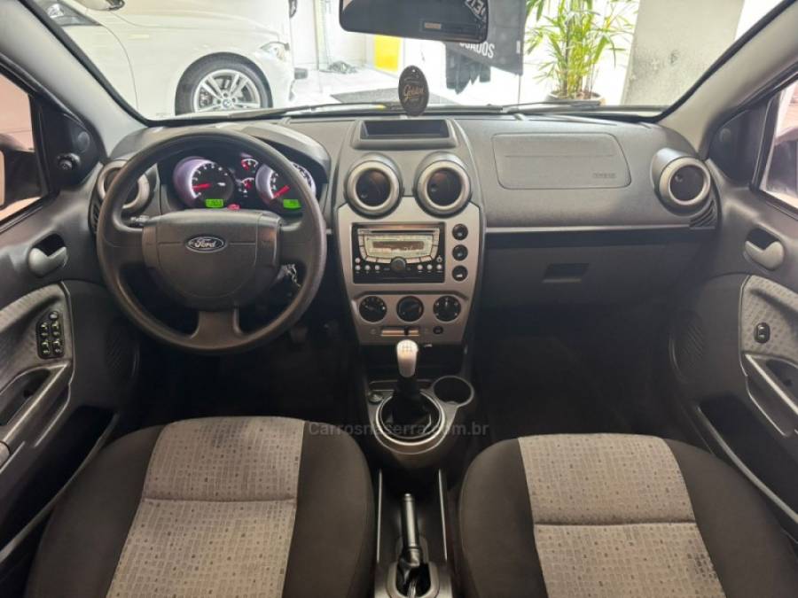 FORD - FIESTA - 2013/2014 - Prata - R$ 42.900,00