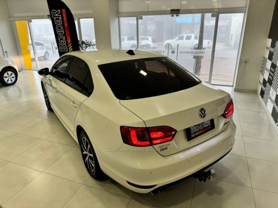 VOLKSWAGEN - JETTA - 2013/2014 - Branca - R$ 68.900,00