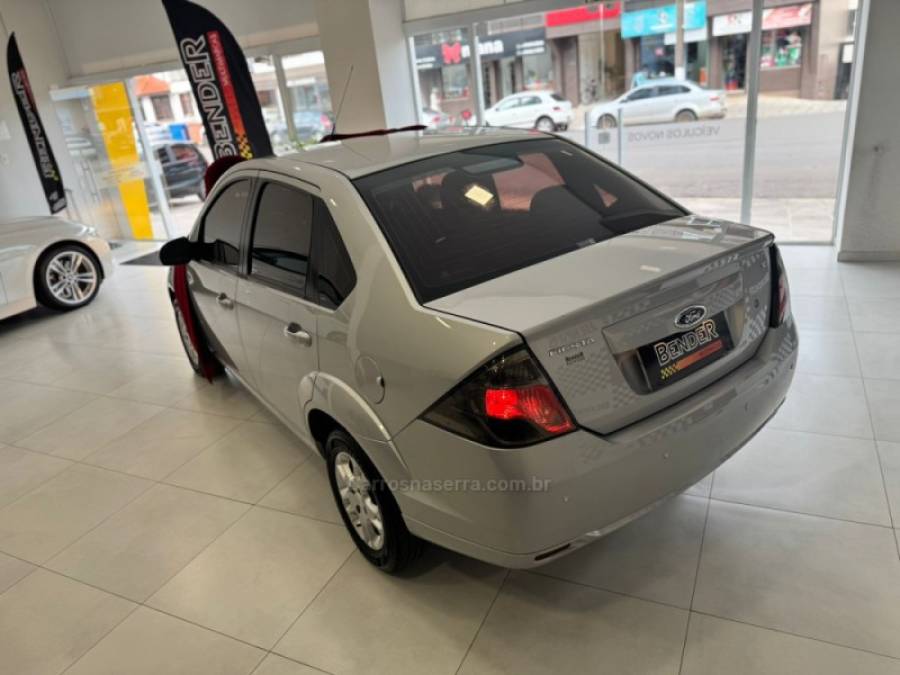 FORD - FIESTA - 2013/2014 - Prata - R$ 42.900,00